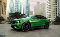 Зеленый Mercedes GLC 63s в аренду в Abu-Dhabi