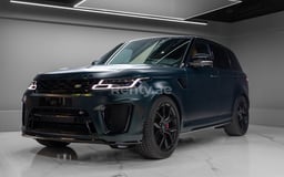 Verte Range Rover Sport SVR en location à Abu-Dhabi