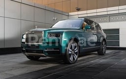 Verde Rolls Royce Cullinan en alquiler en Sharjah