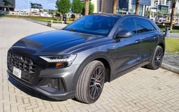 اللون الرمادي Audi Q8 S-LINE للإيجار في Abu-Dhabi