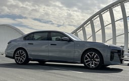 Gris BMW 7 Series en alquiler en Sharjah