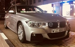 Grigio BMW 3 Series in affitto a Abu-Dhabi