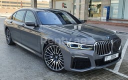 Grigio BMW 750 Li M in affitto a Sharjah