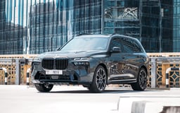 اللون الرمادي BMW X7 40i للإيجار في Abu-Dhabi