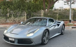 اللون الرمادي Ferrari 488 GTB للإيجار في Abu-Dhabi