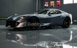 Gris Ferrari 812 GTS en alquiler en Abu-Dhabi