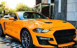 Orange Ford Mustang VT4 en location à Abu-Dhabi