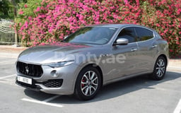 Grau Maserati Levante zur Miete in Abu-Dhabi