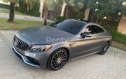 اللون الرمادي Mercedes C300 للإيجار في Abu-Dhabi