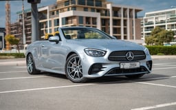 اللون الرمادي Mercedes E200 Cabrio للإيجار في Abu-Dhabi