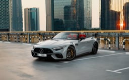 Gris Mercedes SL63 AMG en alquiler en Sharjah