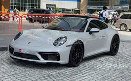 Grau Porsche 911 Carrera 4s cabrio zur Miete in Dubai