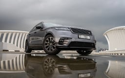 اللون الرمادي Range Rover Velar للإيجار في Abu-Dhabi