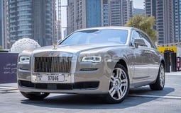 اللون الرمادي Rolls Royce Ghost للإيجار في Abu-Dhabi