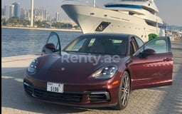 كستنائي Porsche Panamera للإيجار في Sharjah