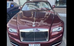 Бардовый Rolls Royce Wraith в аренду в Sharjah