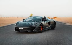 أسود McLaren 570S Spyder للإيجار في Sharjah