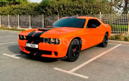 Orange Dodge Challenger zur Miete in Abu-Dhabi