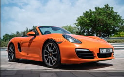 naranja Porsche Boxster en alquiler en Abu-Dhabi