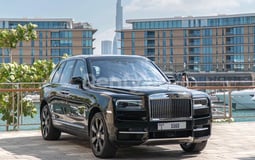 Schwarz Rolls Royce Cullinan zur Miete in Dubai