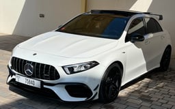 Perle blanche Mercedes A Class A45 AMG S en location à Abu-Dhabi