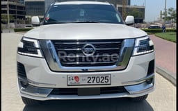 Bianco perla Nissan Patrol in affitto a Abu-Dhabi