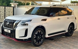 Perlweiss Nissan Patrol zur Miete in Sharjah