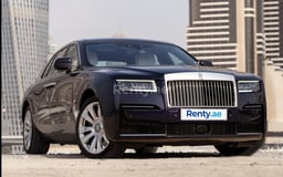 Lila Rolls Royce Ghost zur Miete in Abu-Dhabi