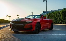 Rouge Chevrolet Camaro Cabrio en location à Abu-Dhabi