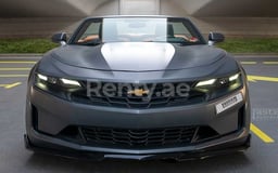 Dunkelgrau Chevrolet Camaro zur Miete in Abu-Dhabi