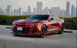 rojo Chevrolet Camaro en alquiler en Abu-Dhabi