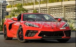 أحمر Chevrolet Corvette للإيجار في Abu-Dhabi