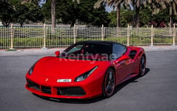 rojo Ferrari 488 GTB en alquiler en Sharjah