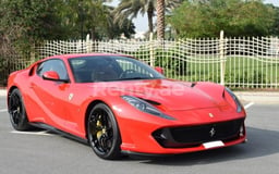 أحمر Ferrari 812 Superfast للإيجار في Abu-Dhabi