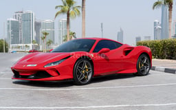 أحمر Ferrari F8 Tributo للإيجار في Abu-Dhabi