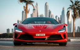 Rouge Ferrari F8 Tributo en location à Sharjah