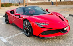 rojo Ferrari SF90 en alquiler en Sharjah