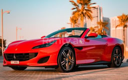 Rouge Ferrari Portofino Rosso en location à Abu-Dhabi