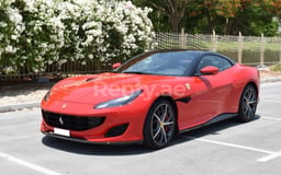 Rosso Ferrari Portofino in affitto a Abu-Dhabi