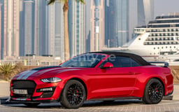 Rouge ZZZ Ford Mustang Cabrio en location à Sharjah