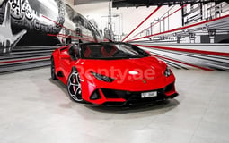 أحمر Lamborghini Evo spyder للإيجار في Dubai