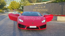 rojo Lamborghini Huracan Cabrio en alquiler en Sharjah