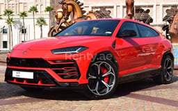 rojo Lamborghini Urus en alquiler en Abu-Dhabi