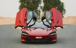 Rouge McLaren 720 S en location à Abu-Dhabi