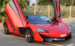 Rouge McLaren 570S en location à Abu-Dhabi