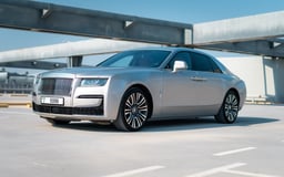 الرمادي الفضي Rolls Royce Ghost للإيجار في Abu-Dhabi