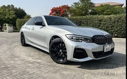 Argento 2020 BMW 330i Silver with M340i bodykit in affitto a Abu-Dhabi