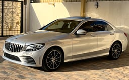 Plata Mercedes C Class C43 AMG KIT en alquiler en Abu-Dhabi