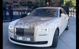 ذهب Rolls Royce Ghost للإيجار في Abu-Dhabi