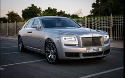 Argento Rolls Royce Ghost in affitto a Sharjah